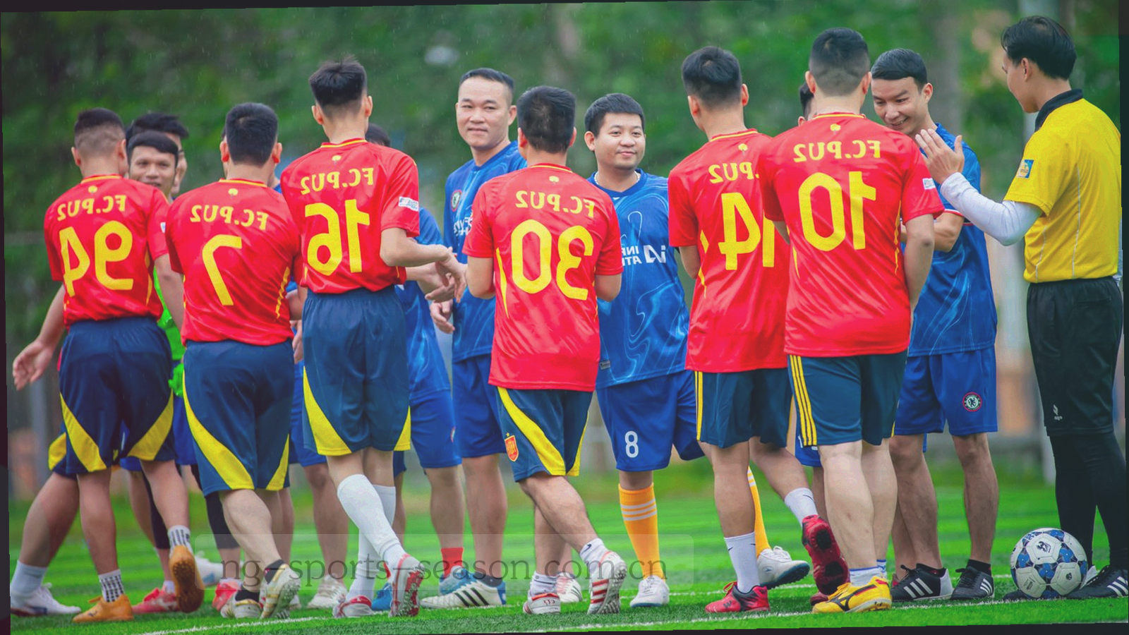 NG赛场终端主界面示意，左侧是赛事导航栏，中间并排多根对比条与比分数字，右侧是滚动战报列表，深色底配橙色高亮